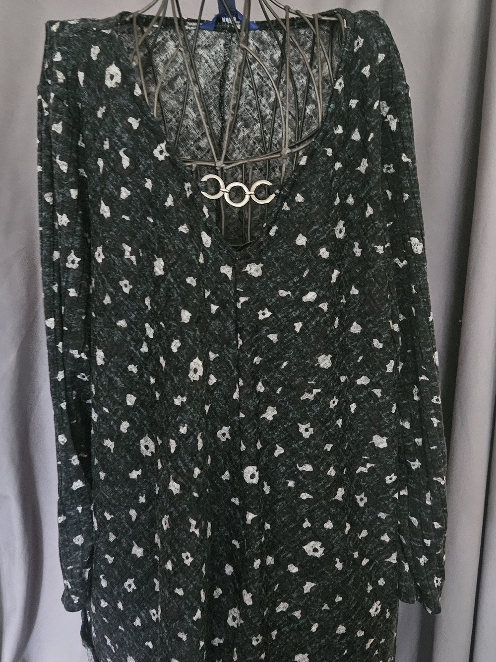 Apt. 9 Dark Green Long Sleeve V-Neck Shirt with White Floral Print